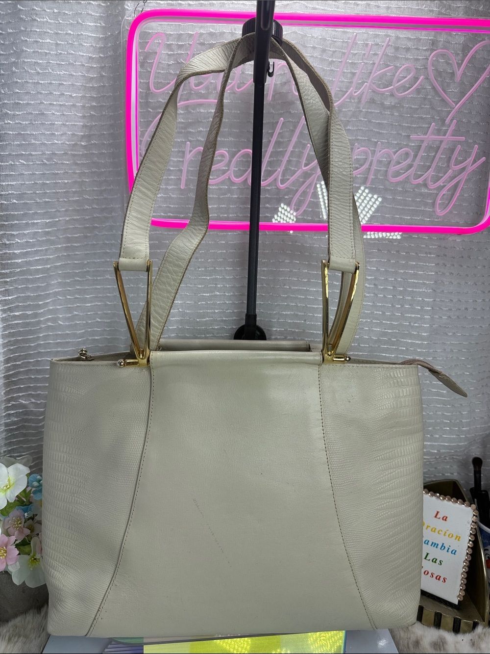 (X2) HB, vintage leather shoulder bag with gold accents in bone color
